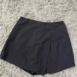 Too big. Never worn. Black skirt with slit on the side.